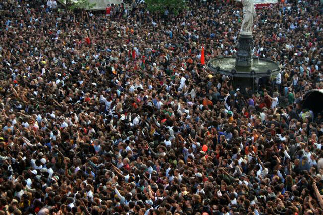 File:Crowd 2.jpg