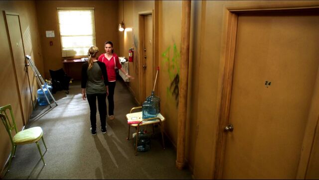 File:Hallway to Annie's apartment.jpg