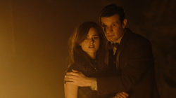 The Name of the Doctor - Clara y el Doctor viendo al Doctor Guerrero.png