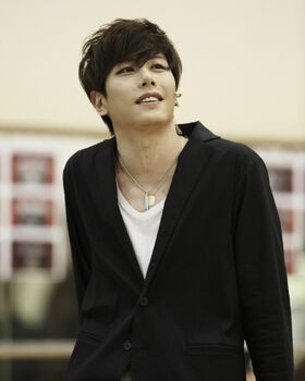 Park Hyo Shin earned a million dollar salary, leaving the net worth at 1 million in 2017