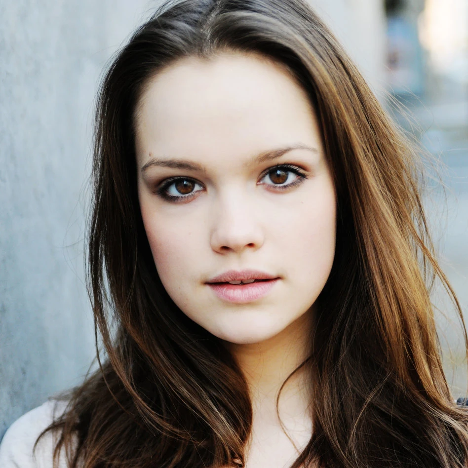 Emilia Schüle Nackt