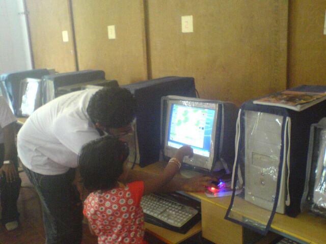 File:Aniavr-teaching-tuxpaint.jpg