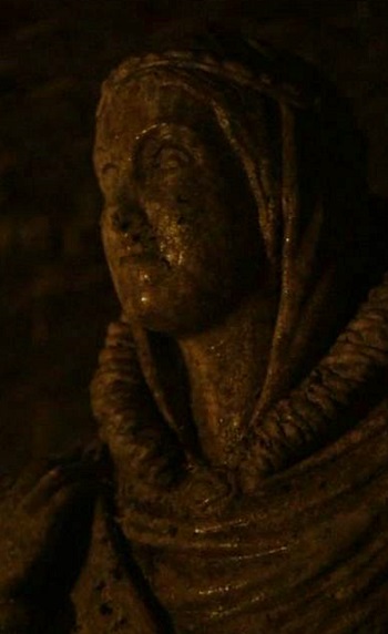 Tomb statue of Lyanna Stark in the Winterfell crypt in "Fire and Blood" - Game of Thrones, season 1, episode 10