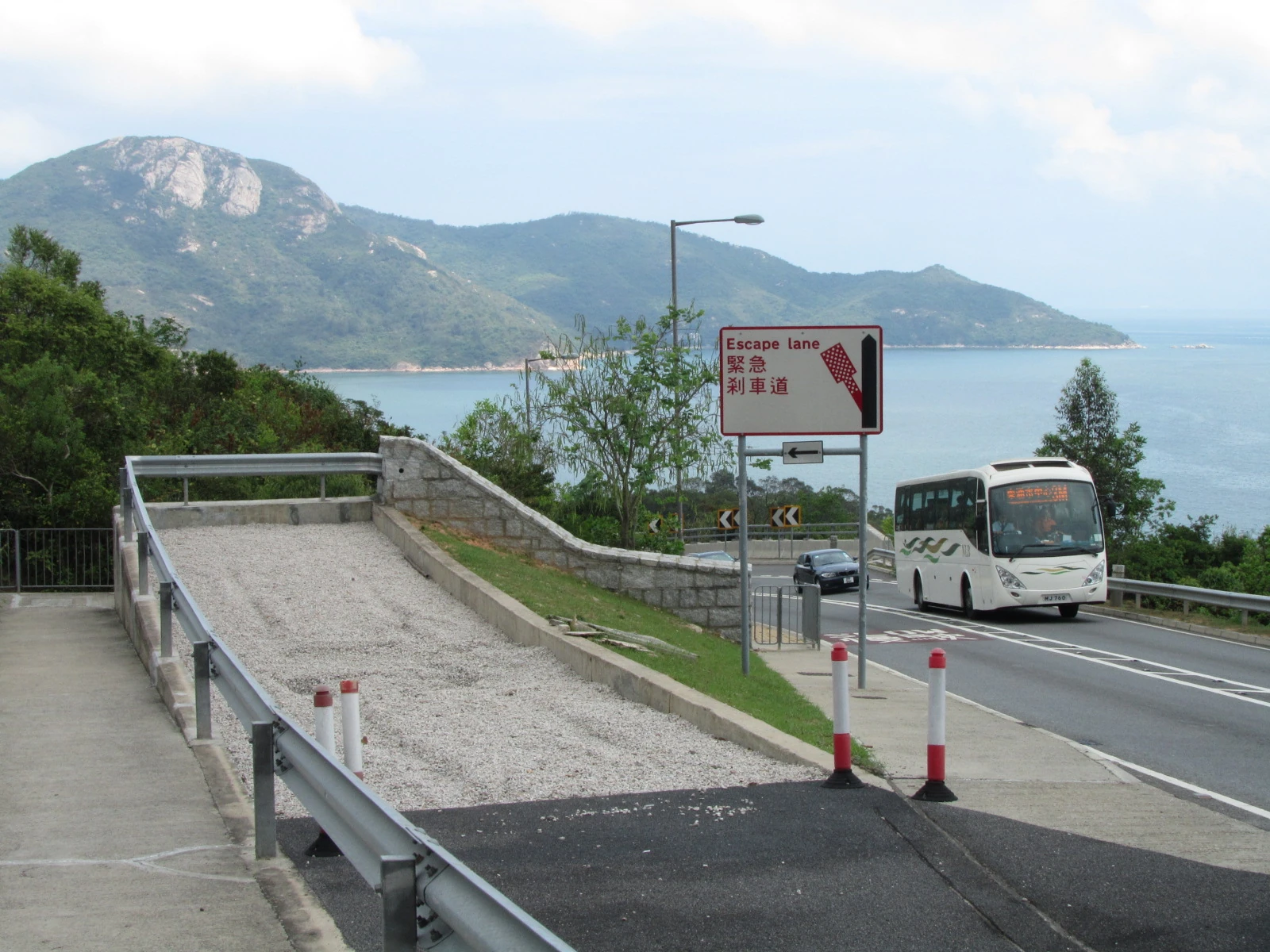 檔案Tung Chung Road Escape Lane South.JPG 香港巴士大典 Fandom powered by Wikia