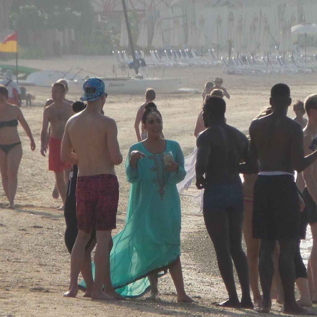 9-9-14_Palm_Jumeirah_Beach_in_Dubai_003.