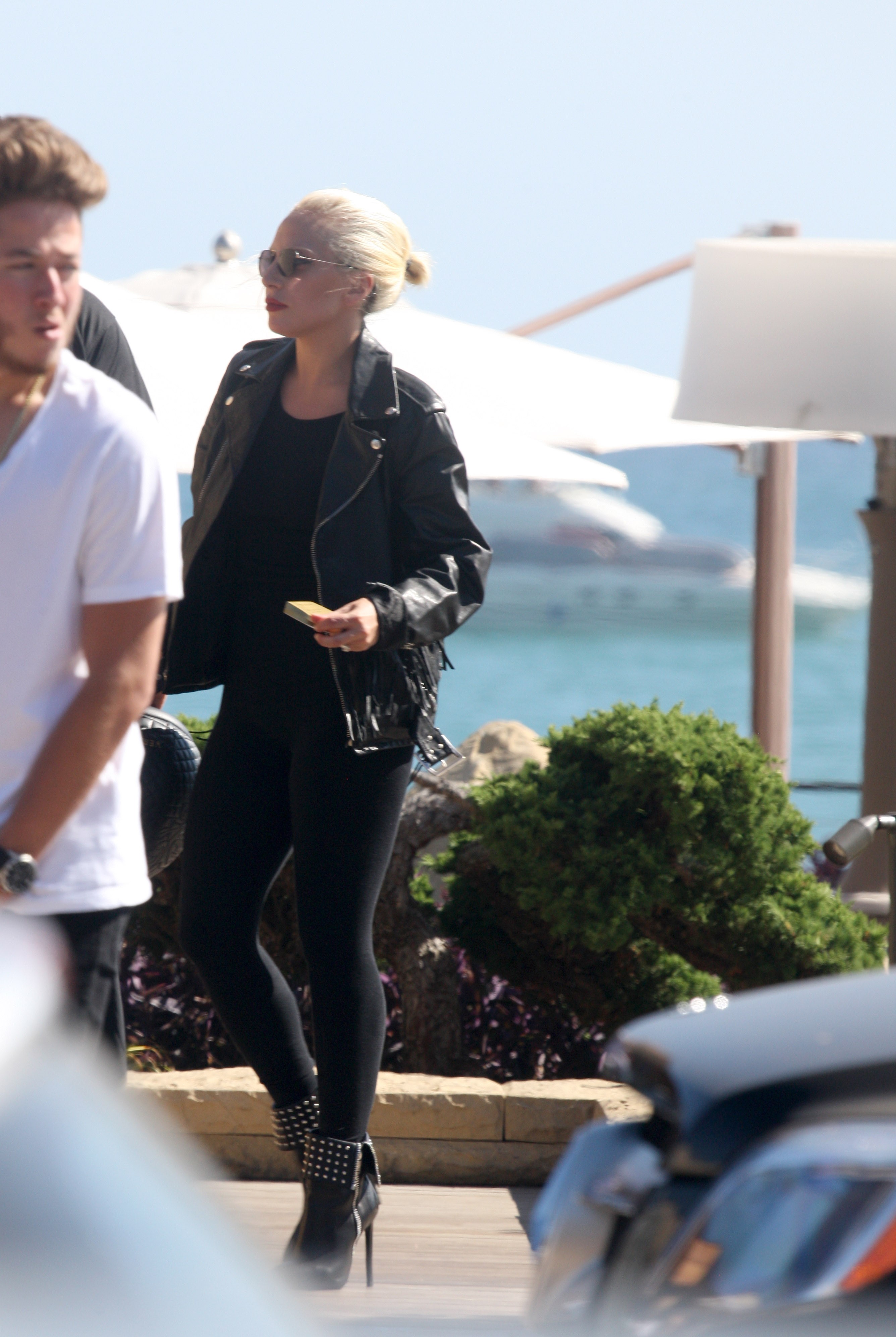9-6-15_Leaving_Nobu_Restaurant_in_LA_001