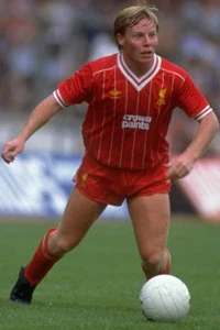 http://vignette3.wikia.nocookie.net/liverpoolfc/images/f/f9/Sammy_lee_playing.jpg/revision/latest?cb=20110908190107