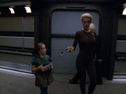 Seven of Nine gibt Naomi Wildman wichtige Informationen