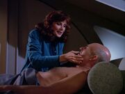 Crusher kümmert sich um den kranken Picard