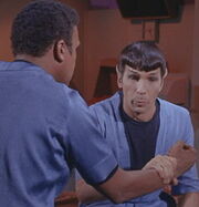 M'Benga giflant Spock (2268)