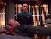 Der Doktor behandelt Tom Paris