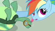 Tank beijando a Rainbow Dash T3E11.png