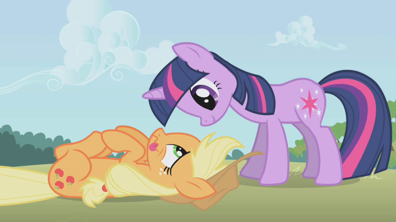 Twilight_is_happy_to_see_Applejack_in_one_piece_S1E04.png