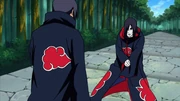 Itachi corta a mão de Orochimaru.PNG