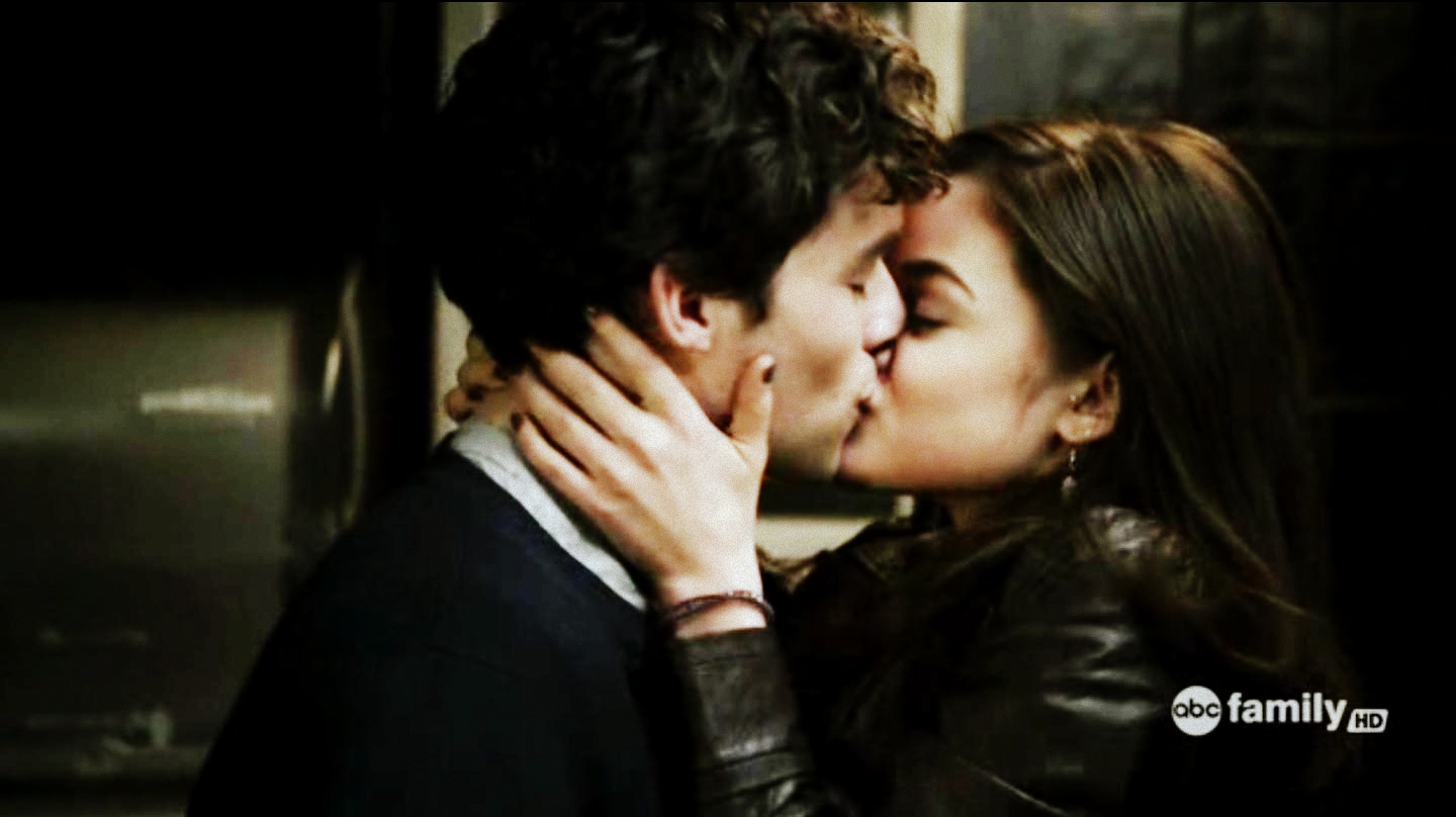 Who is currently dating noel on pll