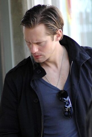 File:Alexander+Skarsgard+Kate+Bosworth+Leaving+lPrzzqHGpfSl.jpg