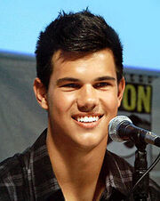 220px-Taylor Lautneat the 2009 San Diego Comic Con