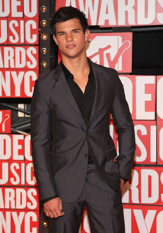 File:Taylor-at-the-VMA-s-jacob-black-8147432-385-550.jpg