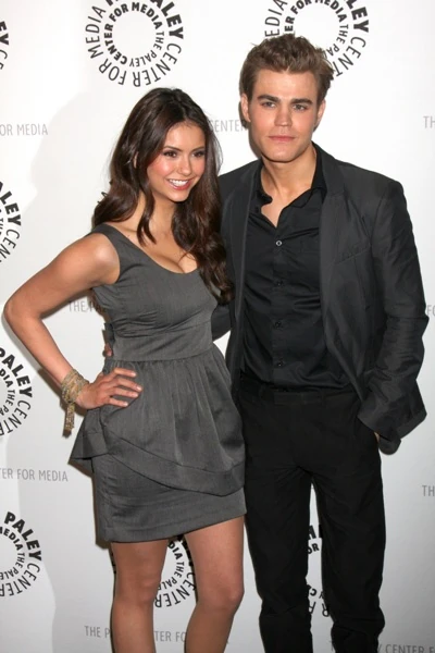 Résultat de recherche d'images pour "nina dobrev et paul wesley"