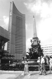 Bundesarchiv Bild 183-1982-0816-002, Leipzig, Karl-Marx-Platz, Brunnen