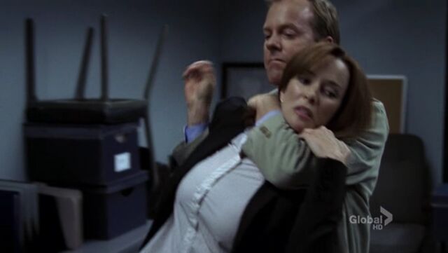 Archivo:Renee-sleeper-hold.jpg