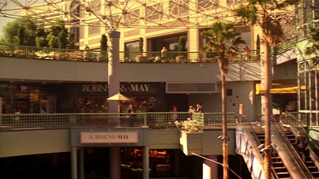 File:5x01 Chloe mall.jpg