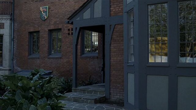 File:167foxhall-exterior-07x05-1.jpg