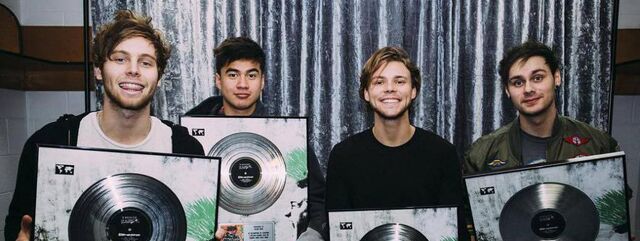 File:5-sos-5-seconds-of-summer-premiazione-sounds.jpg