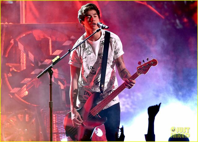 File:5-seconds-of-summer-shes-so-hot-teen-choice-01.jpg