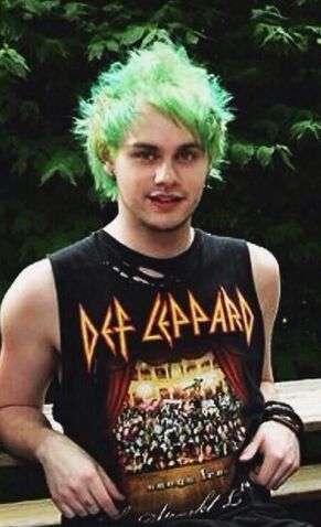 File:Michael Clifford green hair.jpg