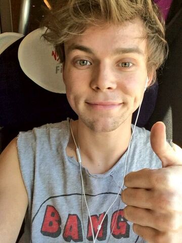 File:Ashton irwin thumbs up.jpg