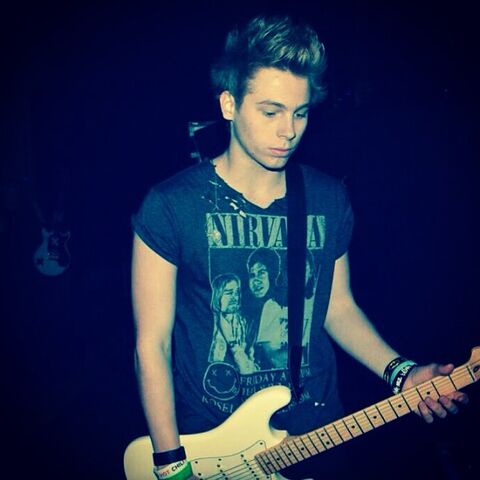 File:Luke hemmings 5 seconds of summer.jpg