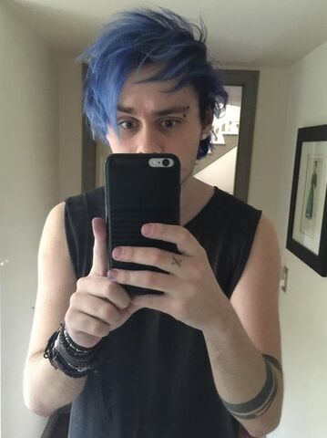 File:Michael-clifford-5sos-blue-hair-1423562878-view-0.jpeg