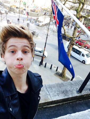 File:Luke hemmings selfie 2.jpg