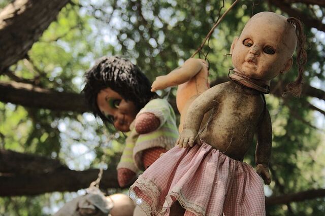 File:XochimilcoDollsIsland.jpg