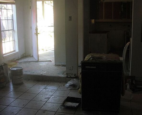 File:Abandoneddenfrontdoor.jpg