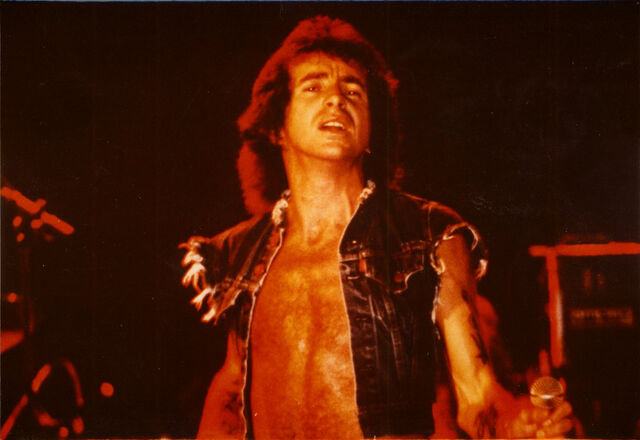 Plik:Bon Scott.jpg