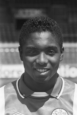 Bestand:1987)BryanRoy.jpg