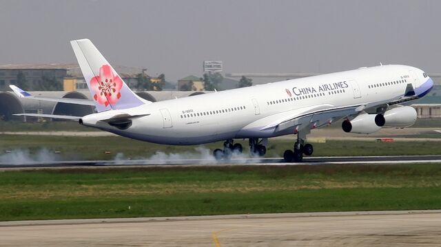 File:China-airlines-airbus-a340-300-landing.jpg