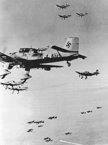 File:1-Ju-87R2Trop-Stuka-4.StG2-(T6+M)-in-Gruppe-formation-01.jpg