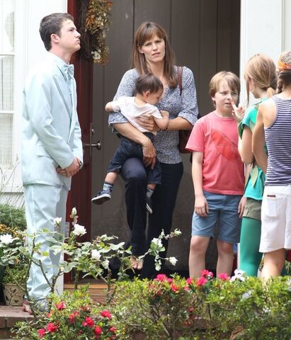 File:Jennifer+Garner+Dylan+Minnette+Alexander+Bad+YoWNpJu dGkl.jpg