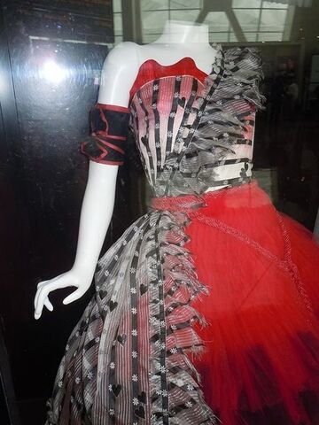 File:Costume-alice-in-wonderland-2010-19977136-450-600.jpg