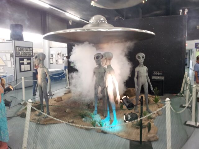 File:Roswell Museum Greys.jpeg