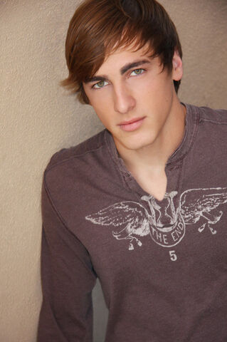 File:Kendall Schmidt as Ryan Frankel.jpg