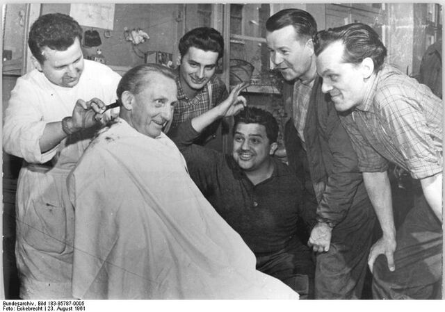 Fájl:Bundesarchiv Bild 183-85787-0005, Berlin, Mauerbau, Kampfgruppen, Freizeit.jpg