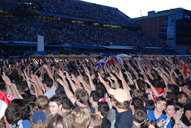 File:Manyhands.jpg