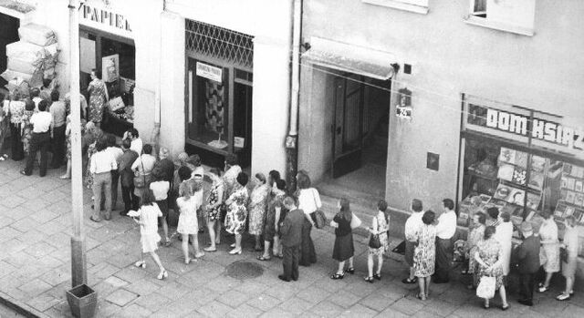 File:Kolejka.jpg