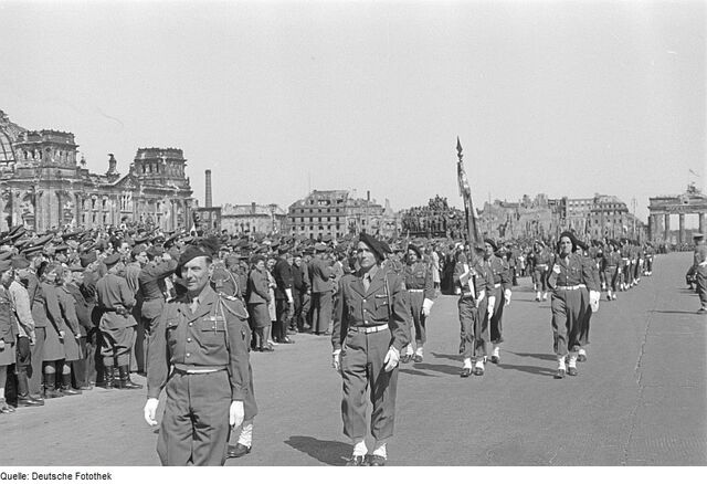 File:French troops in front of the Reichtang 1940.jpg