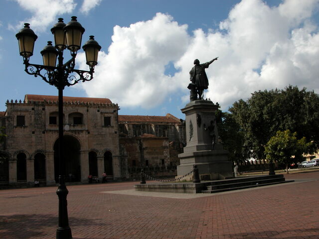 File:Parque Colon.jpg