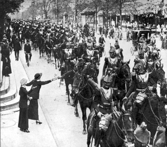 File:French heavy cavalry Paris August 1914.jpg